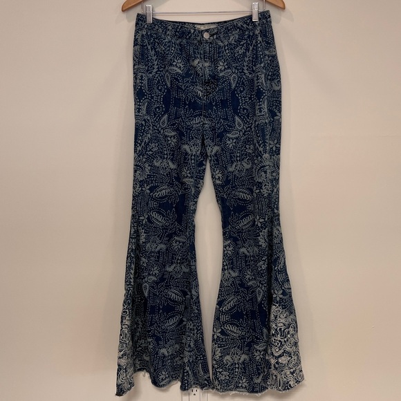 ❤️💜💙💛 FREE PEOPLE Blue Float On Flare Jeans Embroidered Paisley Jeans Size 28 - Picture 3 of 16